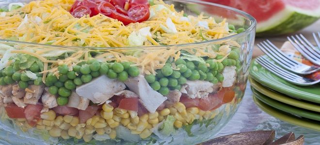фото2 слоеный-салат с копченой курицей и кукурузой
