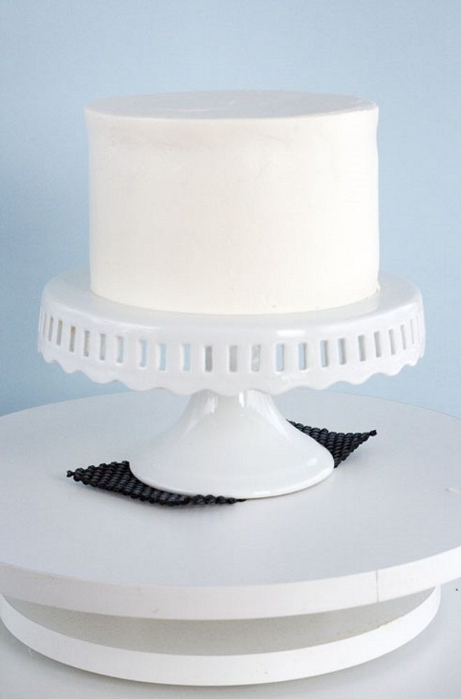 Идеальное выравнивание торта. Выровненный торт. Выравнивание торта. Финишное покрытие торта. Торт белый выровненный.