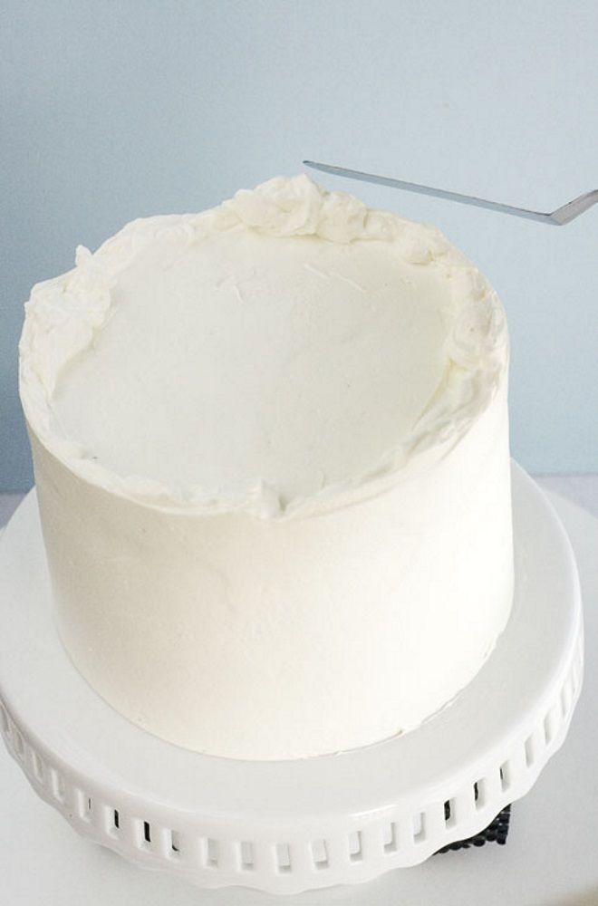 Выравнивание белым шоколадом. Торт выровненный кремом. Крем для покрытия торта. Крем для выравнивания торта. Торт белый выровненный.