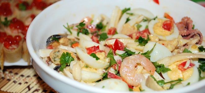 Салат «Морской коктейль» с креветками и кальмарами