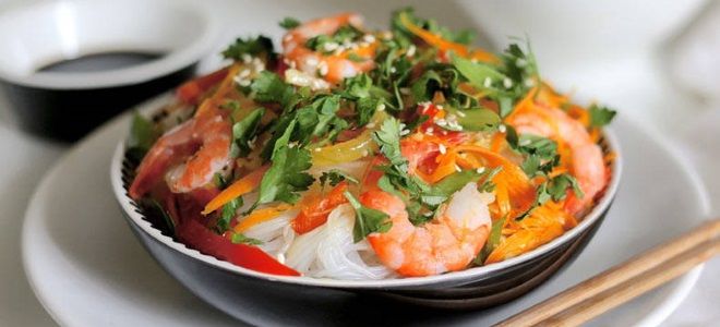 салат с фунчозой и морепродуктами рецепт