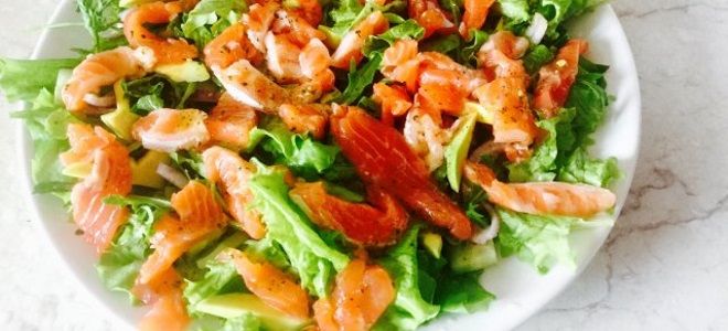 салат с креветками красной рыбой и авокадо