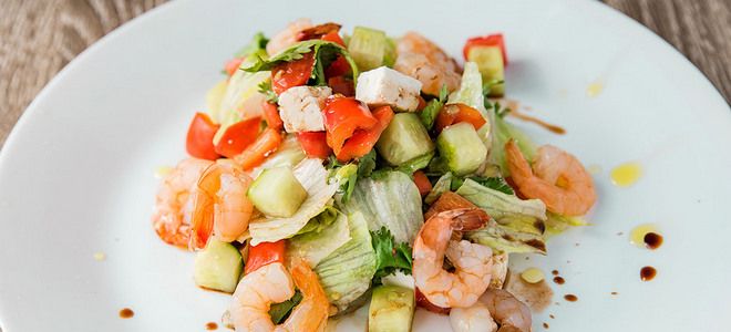 салат с морепродуктами и овощами