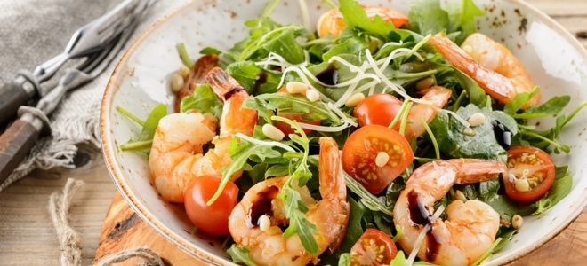 салат с рукколой и морепродуктами
