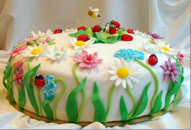 Украшение детского торта Красивая летняя лужайка из мастики на торте