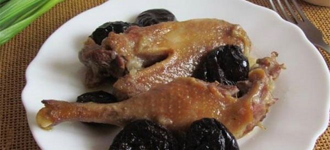 Утка тушеная кусочками с черносливом - рецепт