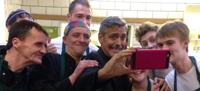 Джордж Клуни опекает бездомных в Эдинбурге