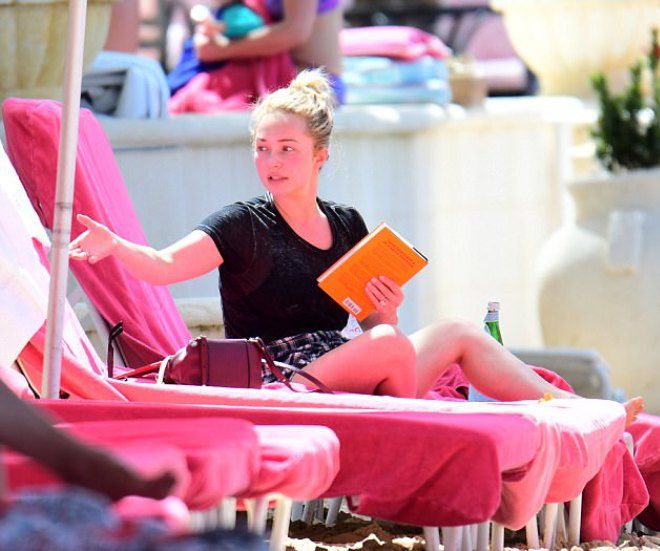Актриа Хайден Панеттьери захватила на пляж книгу