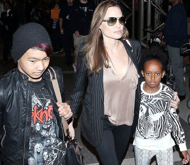 Анджелина Джоли с усыновленными детишками