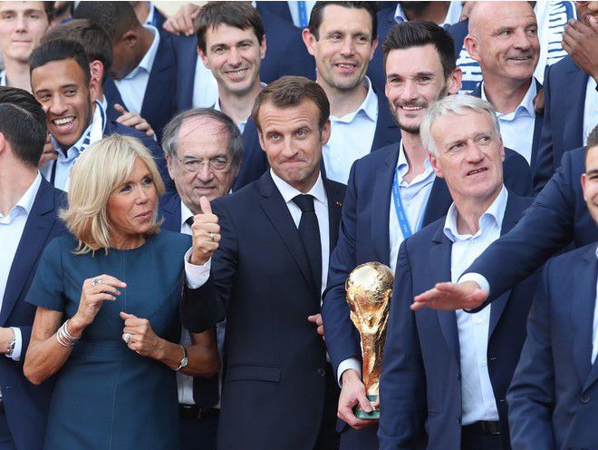Брижит и Эммануэль Макрон принимают сборную Франции по футболу в Елисейском дворце