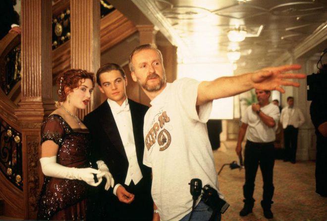 Джеймс Кэмерон  на съемках Титаника с Кейт и Лео