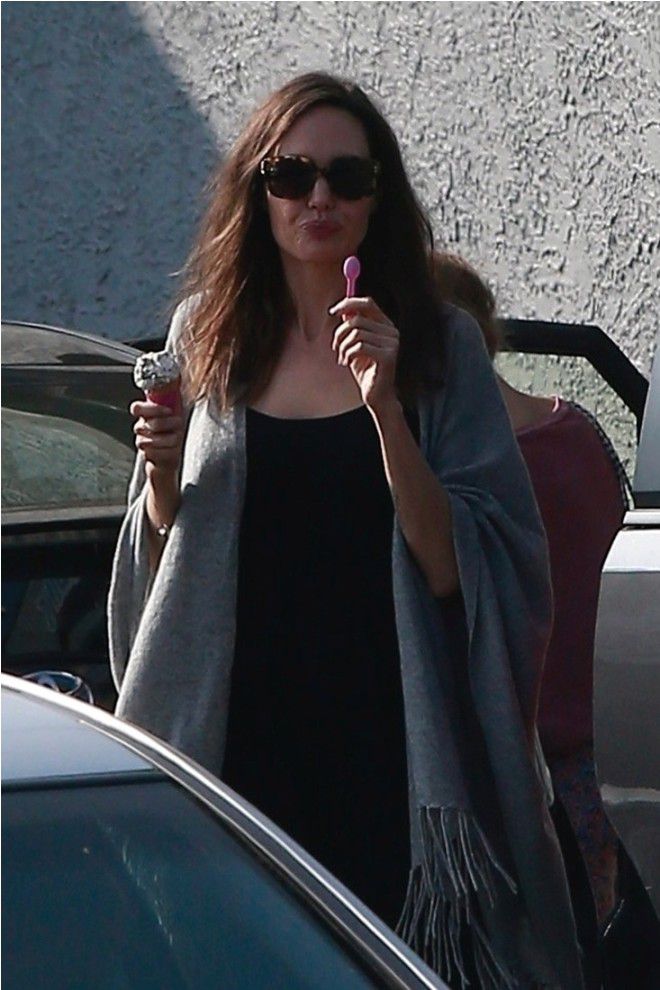 Фото Анджелины Джоли, поедающей мороженое, удивили пользователей Сети