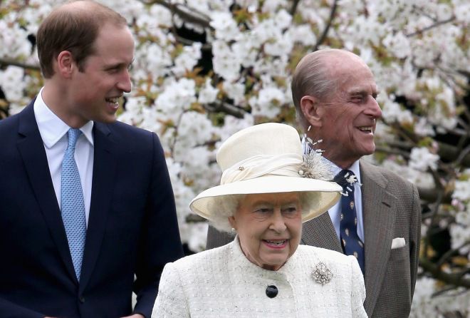Королева, принц Уильям и ее супруг принц Филипп
