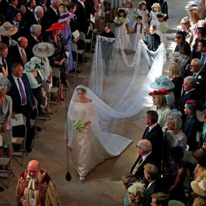 Меган Маркл вышла замуж в платье от британского дизайнера