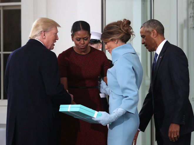 Мишель Обама объяснила, почему так некрасиво приняла подарок от Мелании Трамп на