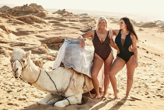 Модель plus-size Эшли Грэм в пляжной фотосессии вместе с мамой