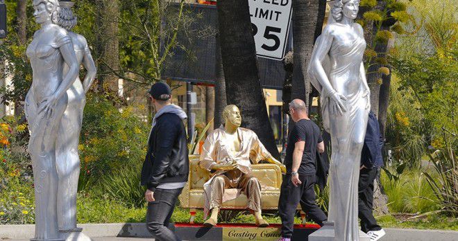 Памятник Харви Вайнштейну привлекает внимание жителей Лос-Анджелеса