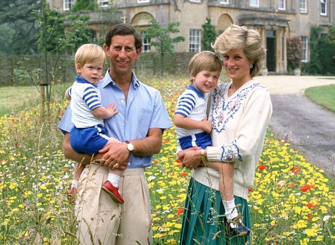 Принц Гарри и принц Уильям с родителями