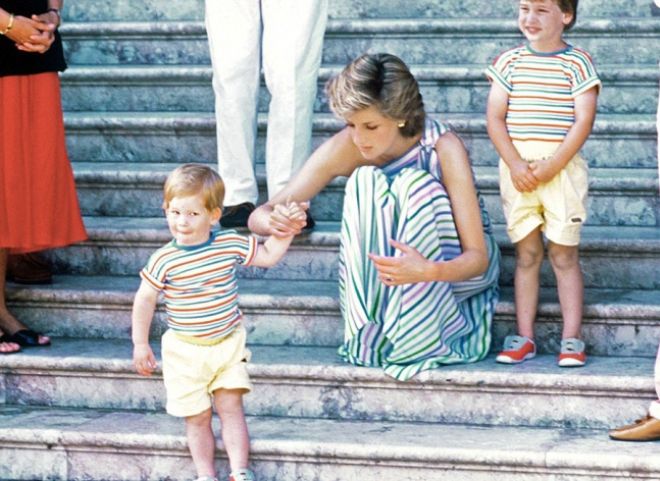Принц Гарри с мамой и братом