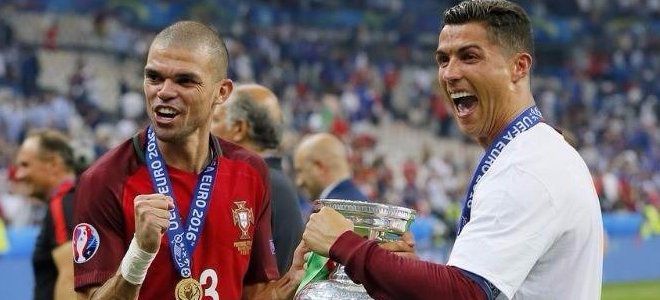 Слезы боли, слезы радости Криштиану Роналду расплакался в финале Евро-2016