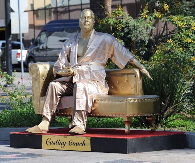 В Голливуде установили памятник диванным кастингам