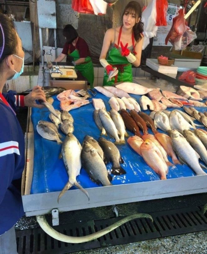 Лю Пэнпэн  на рыбном рынке