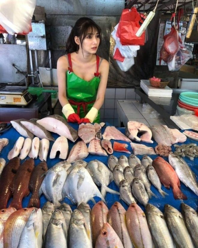 Самая красивая торговка рыбой