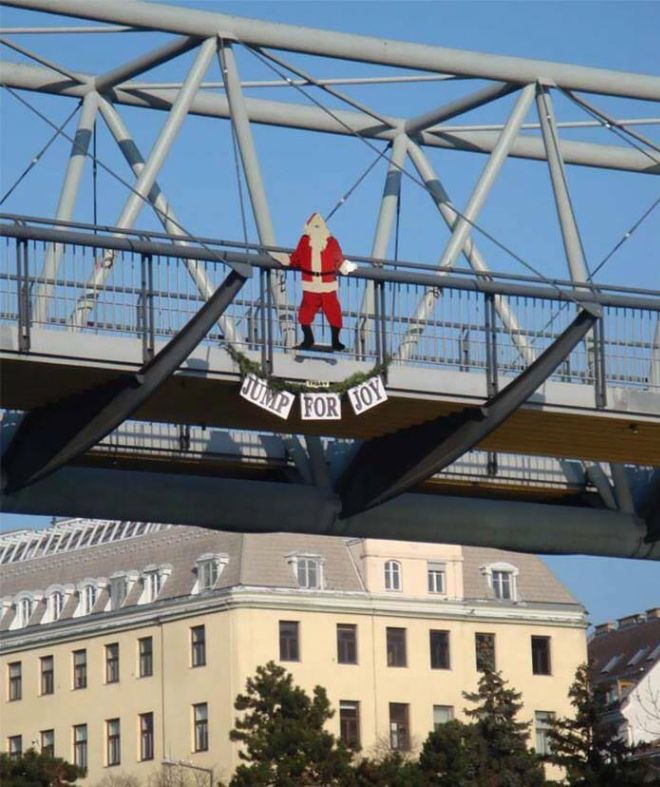 Санта прыгает с моста