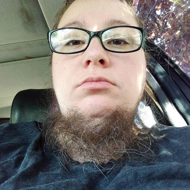 Женщина в очках с бородой