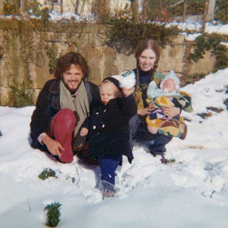 Роуз Макгоуэн с родителями и братом