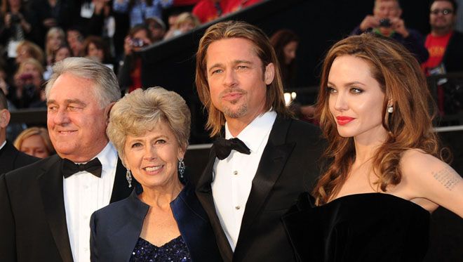 Анджелина Джоли с мужем и его родителями