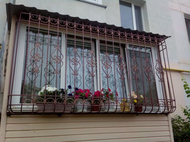 Кованые решетки на окнах