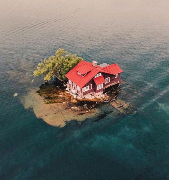 Остров, которого хватит только для одной комнаты