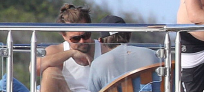  Леонардо Ди Каприо весело проводит время на яхте на престижном курорте Сен-Барт