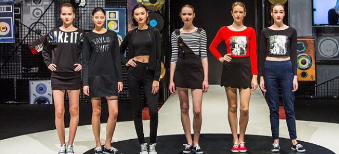 Тейлор Свифт представила свою новую линию одежды на подиуме в Гонконге