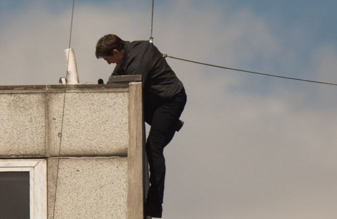 Том Круз самостоятельно взобрался на крышу