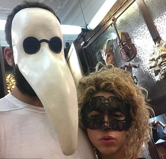 Жерар Пике и Шакира в магазине масок