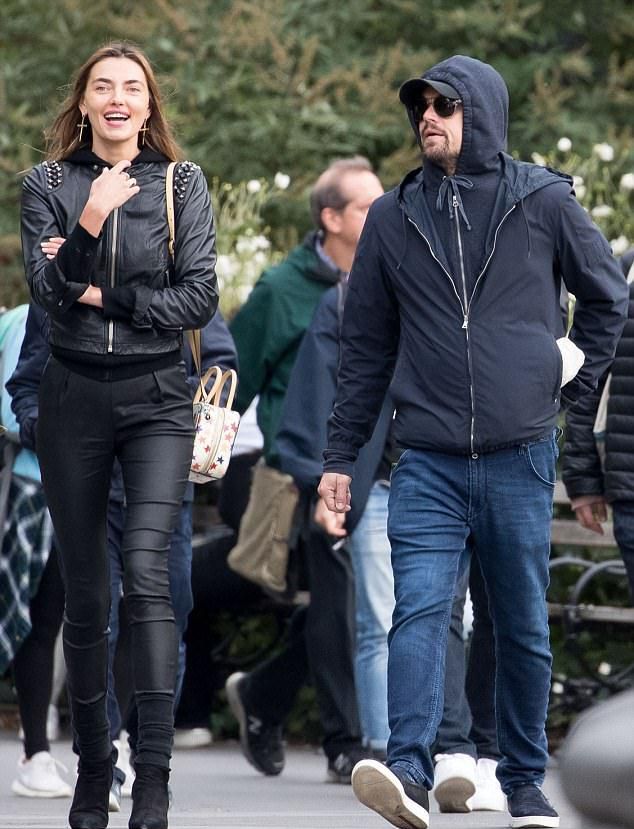 Леонардо Ди Каприо и Алина Байкова на прогулке по Нью-Йорку