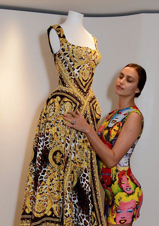 Ирина Шейк  в бутике Versace в Лондоне