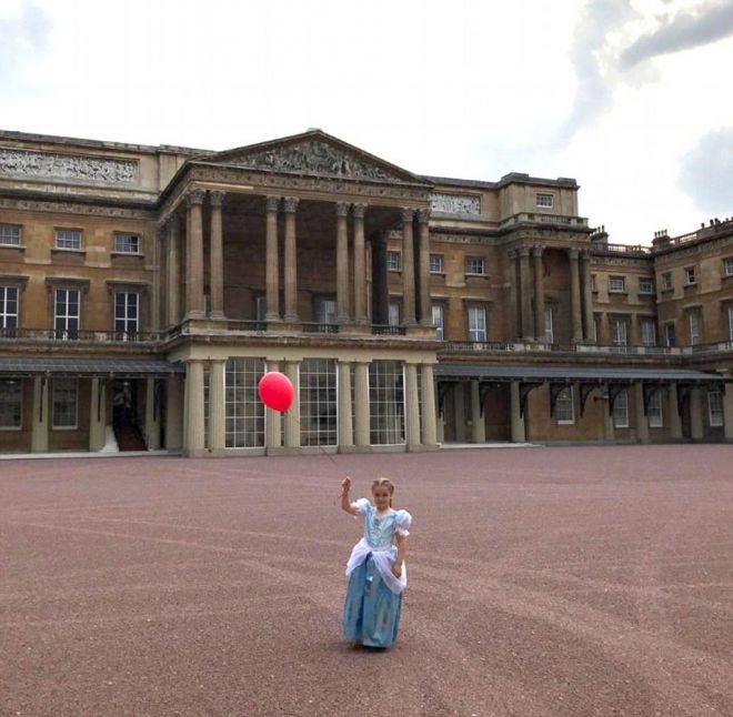 6-летняя дочь Дэвида и Виктории Бекхэм в Букингемском дворце