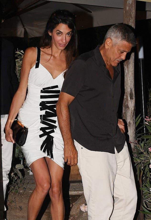 Амаль и Джордж Клуни покидают ресторан