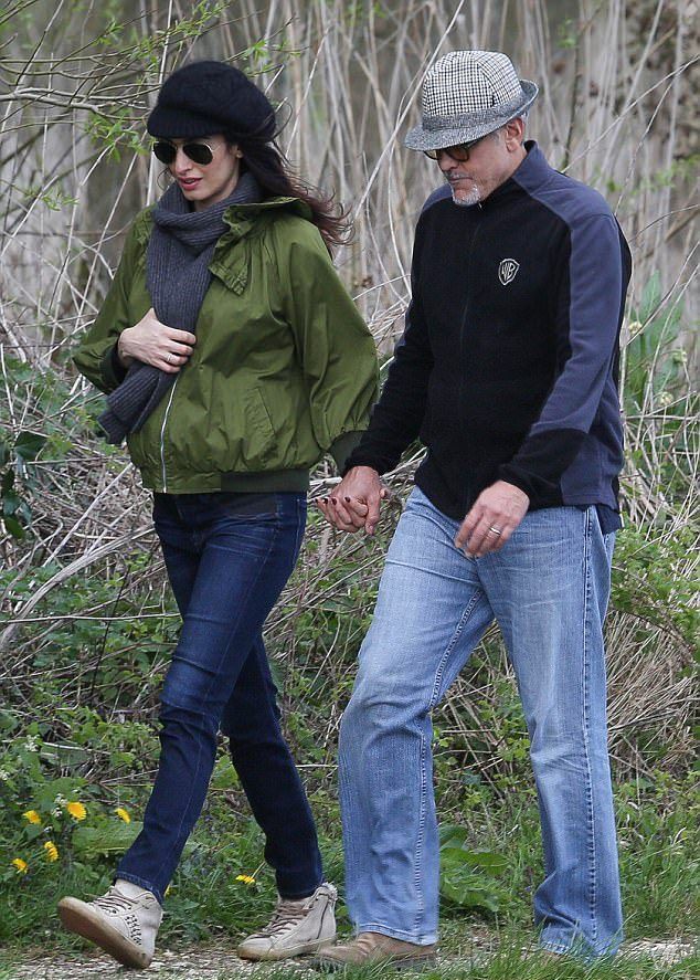Амаль и Джорджа Клуни на прогулке возле дома