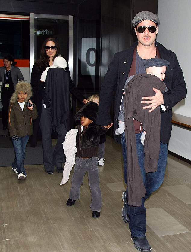 Анджелина Джоли и Брэд Питт с детьми в 2009 году