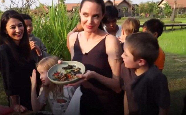 Анджелина Джоли с детьми пообедала тарантулами и скорпионами в Камбодже