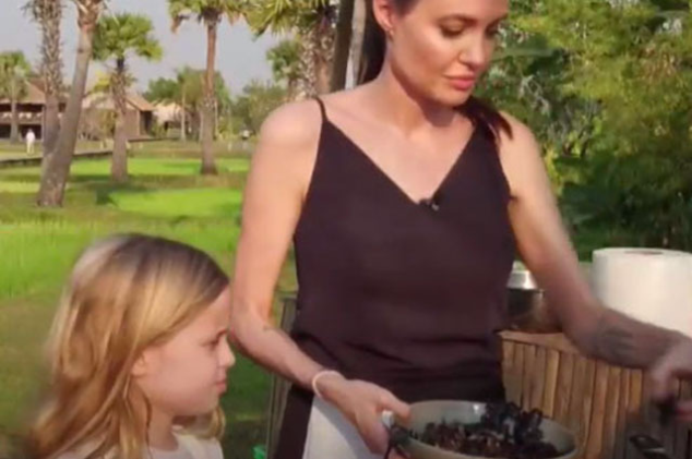 Анджелина Джоли с детьми пообедала тарантулами и скорпионами в Камбодже