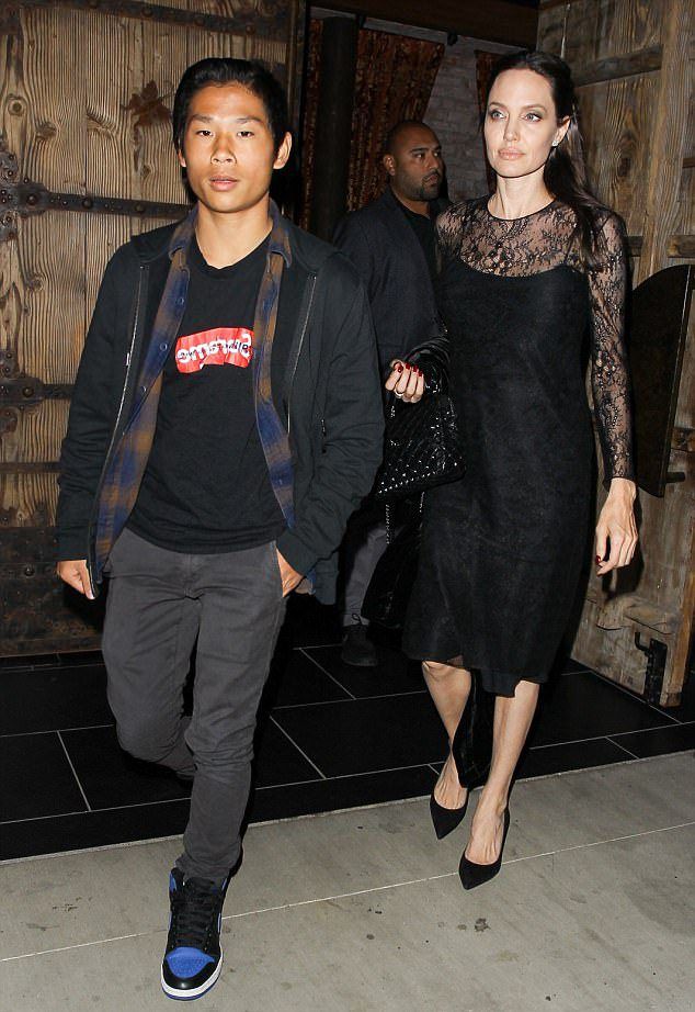 Анджелина Джоли с сыном Паксом в ресторане Лос-Анджелеса