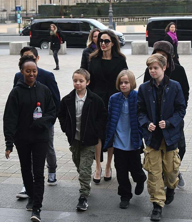 Анджелина Джоли вместе шестерыми наследниками