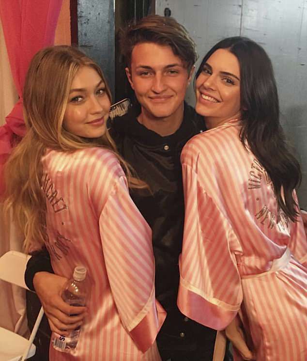 Анвар за кулисами на шоу Victoria's Secret в 2015 году с Кендалл и Джиджи