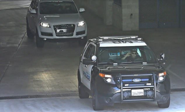Авто Кайлы Уэбер и полицейская машина сопровождения