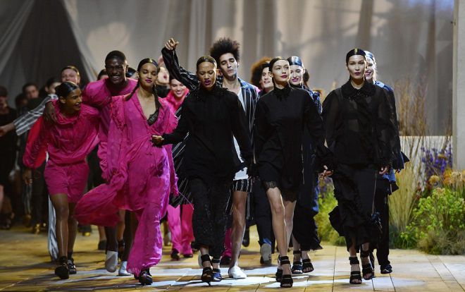Белла Хадид с другими моделями на финале показа H&M Studio в Париже